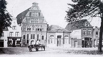 Het Kerkplein met het St. Jansgasthuis rond 1903